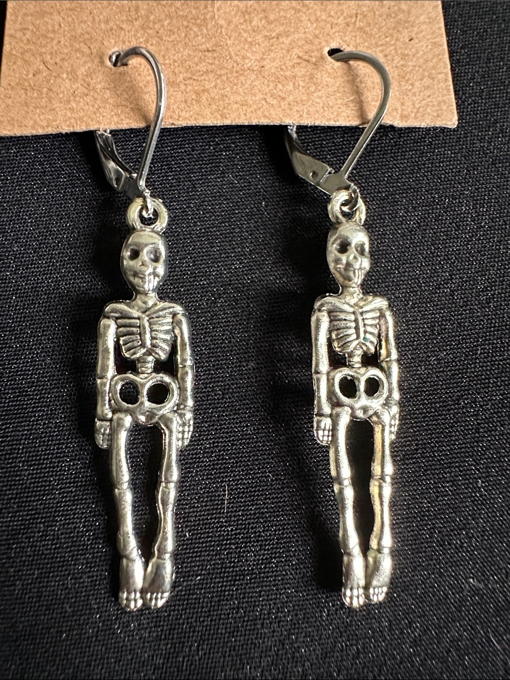 Skeleton EUC silvertone earrings. Fun full skeleton earrings with lever backs